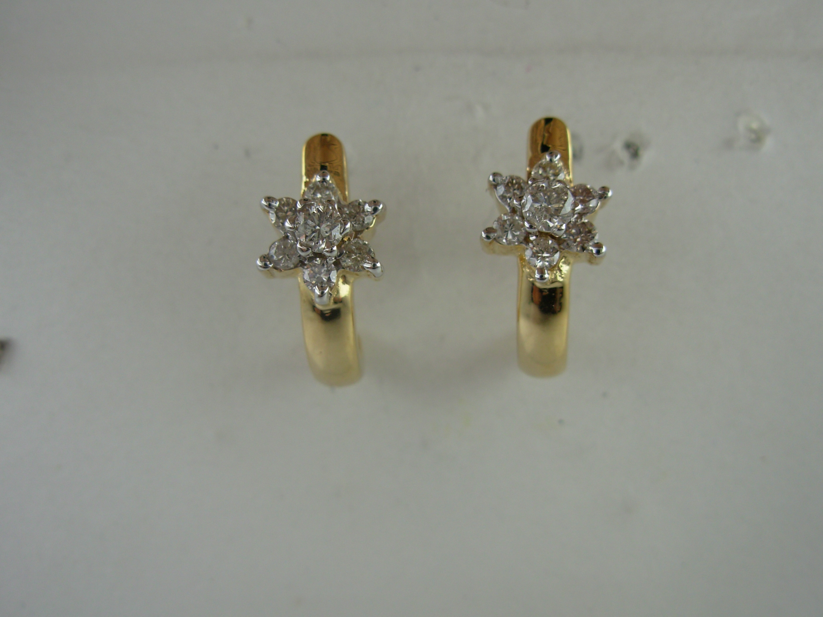 Beautiful 18 Kt Gold  Natural Diamond Earing